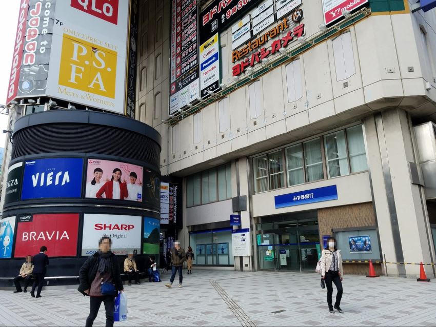 横浜西口店までのルート。ヨドバシカメラのビル前を右折