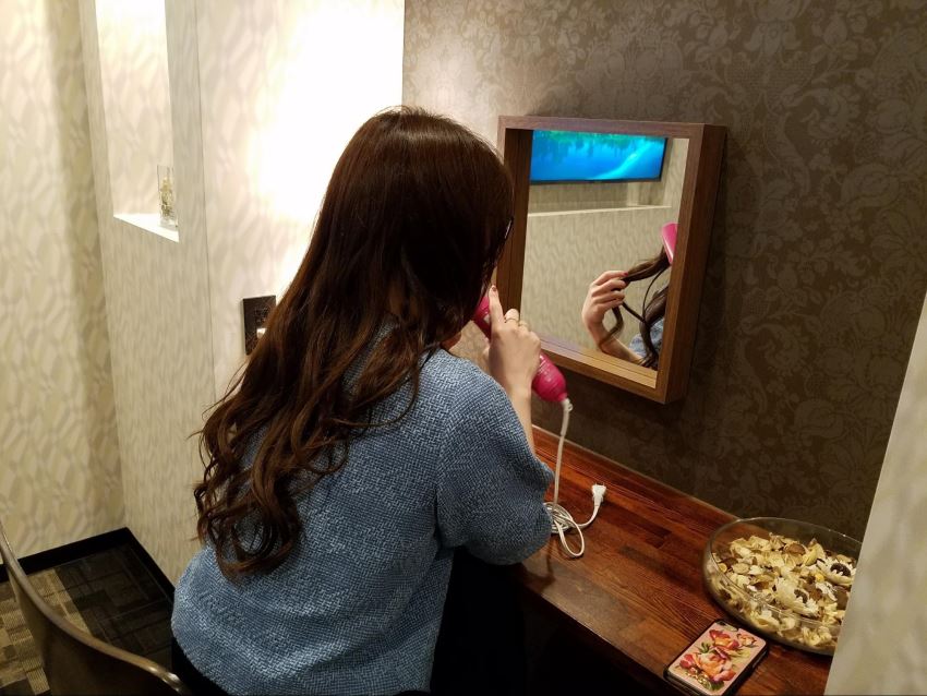 脱毛後:個室の施術室内でお化粧直しができます