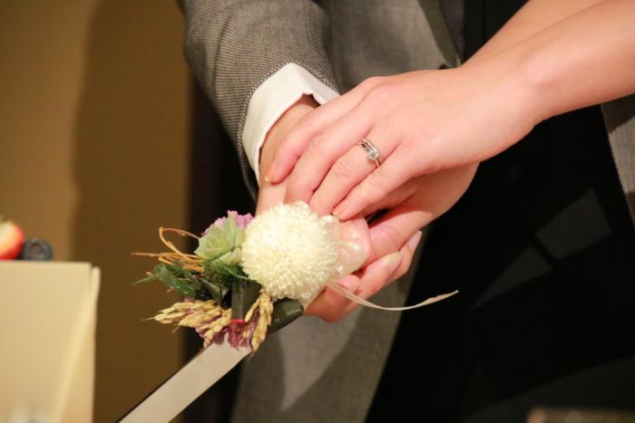 結婚式のケーキ入刀ではヒジ下、ヒジ上、指、手の甲を脱毛すべき